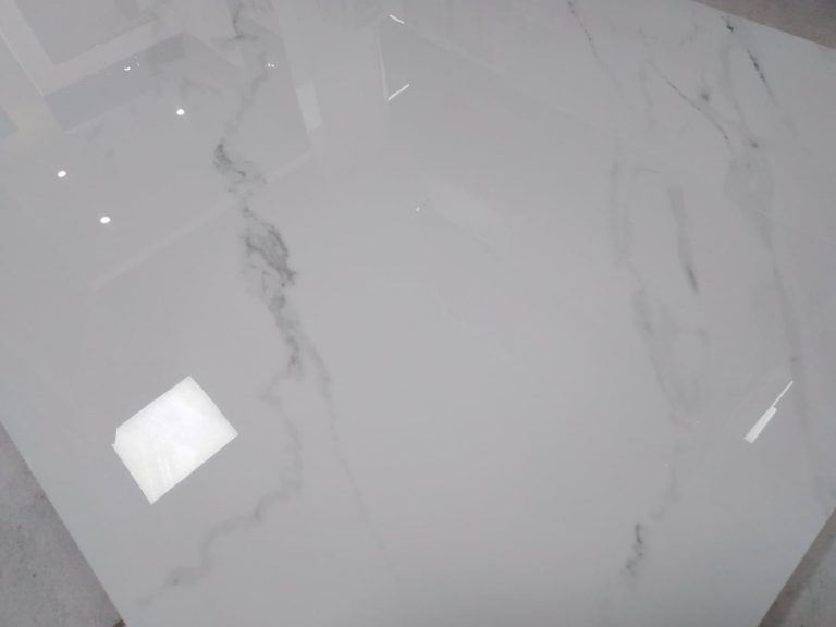 Płytki łazienkowe imitujące kamień naturalny